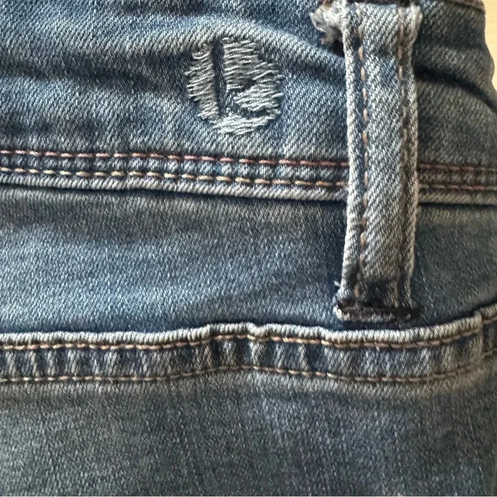 Kensie Effortless Ankle Mid Rise Distressed Jeans Women’s size 8
